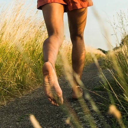 Marcher pieds nus a des effets b n fiques familleSuisse