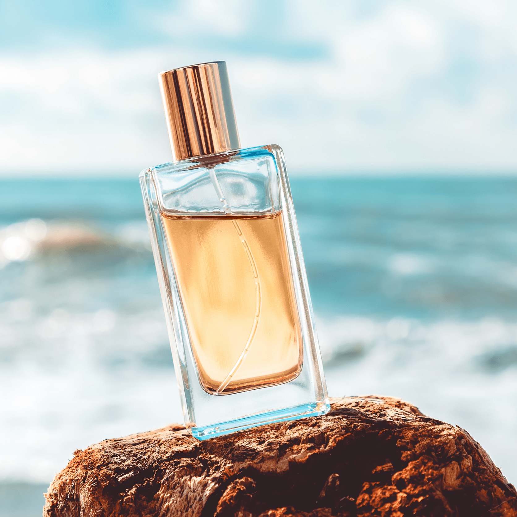 Parfümflasche und Meereswellen im Hintergrund