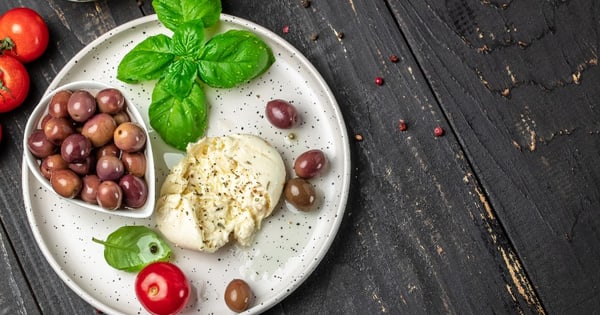 Apéro-Frischkäse-Kugeln mit Olivenstaub | empiricus