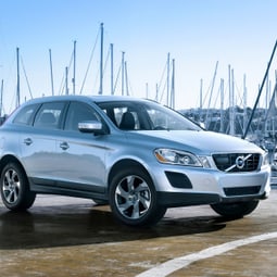 Passend: Der XC60 am Hafen.