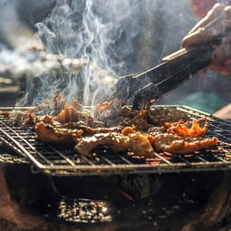 Grillgut wenden, wenn es Zeit dafür ist. 