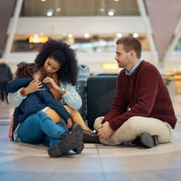 Familie mit kleinem Kind am Flughafen