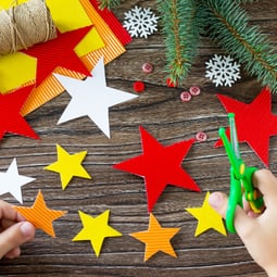 Kind bastelt Sterne