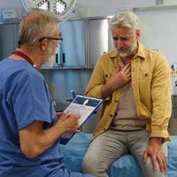 Patient mit Brustbeschwerden beim Arzt