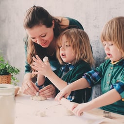 Gemeinsam mit Kindern backen