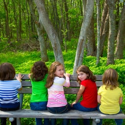 Kinder sitzen auf einer Bank