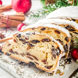 Traditioneller Christollen mit Früchten und weihnachtlichem Gewürz