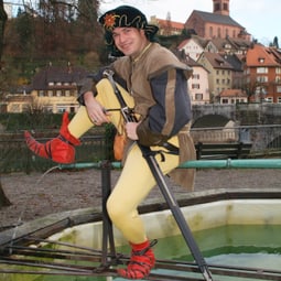 Beim Rathausbrunnen empfängt Graf Hans, witzig von einem Schauspieler namens Graf dargestellt, die Teilnehmer der Führung.