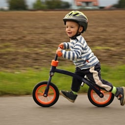 Fahrradfahren lernen mit einem Laufrad