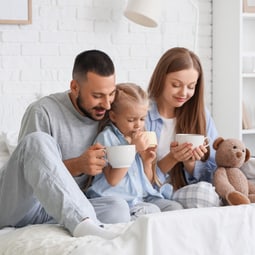 Familie trinkt zusammen Tee