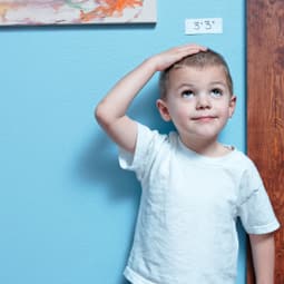 Wachstumsstörungen bei Kindern festzustellen ist nicht einfach. Denn Kinder wachsen nun einmal unterschiedlich schnell. 