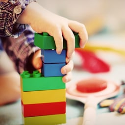 Nachhaltiges Holzspielzeug fördert die Entwicklung von Kindern 