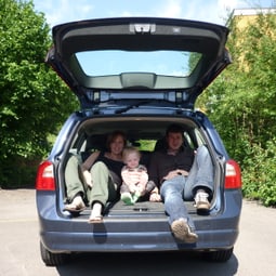 Familie Matter im mobilen Kinderzimmer.