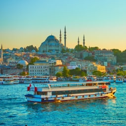 Touristenschiff im Goldenen Horn in Istanbul am Abend, Türkei