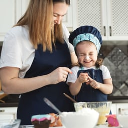 Kind hilft beim Backen mit