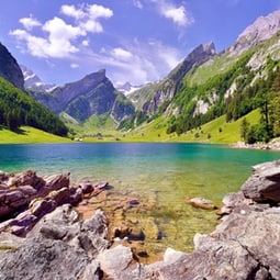 Der wunderschöne Seealpsee mit dem Säntis im Hintergrund