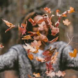 Frau und Herbstblätter