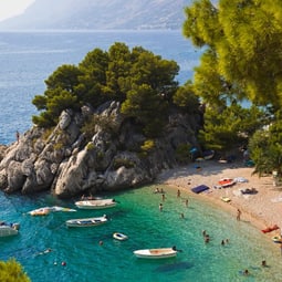 Strand in Brela, Kroatien