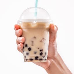 Hand hält einen Bubble Milk Tea