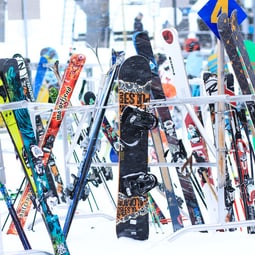 Nebst Ski- und Snowboardfahren machen auch andere Aktivitäten im Schnee Spass.