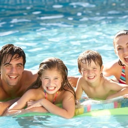 Schwimmen und Spass haben mit der ganzen Familie