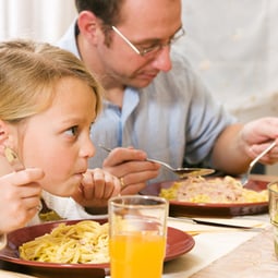 Sie sind Vorbild: Eltern können die gesunde Ernährung vorleben.