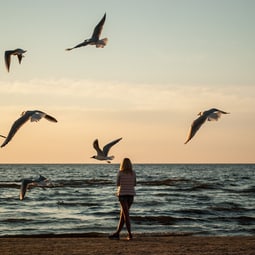 Frau am Meer