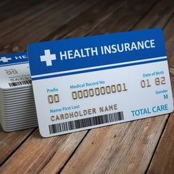 Eine Krankenkassenkarte auf Holztisch