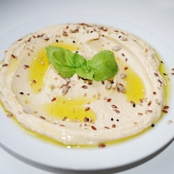 Hummus mit Gemüse ergänzt. 