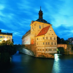 Mitten in der Regnitz steht das malerische Alte Rathaus von Bamberg.