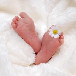 Babyfüsse unter einer Decke