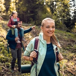 Familie draussen in der Natur