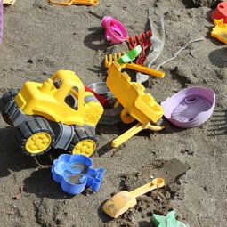 Spielzeug aus Plastik in einer Sandkiste