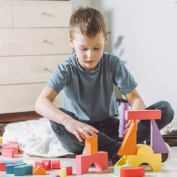 Kind spielt mit Holzspielzeug