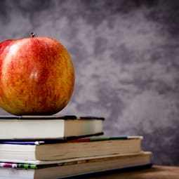 Apfel auf Bücher