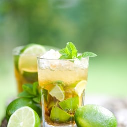 Cocktail mit Limetten