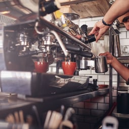 Barista an der Kaffemaschine