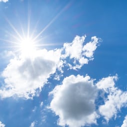 Wolken an einem sonnigen Tag