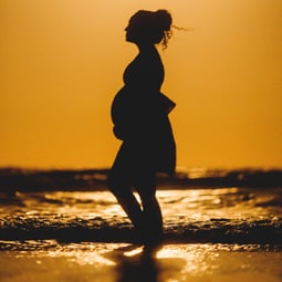 Schwangere Frau am Strand.
