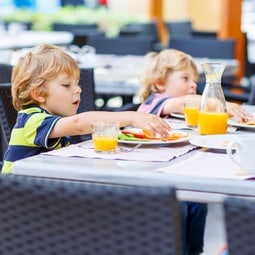 Die richtige Vorbereitung erleichtert den Restaurantbesuch mit der Familie