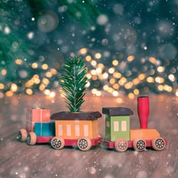 Kleiner Holzzug dekoriert für Weihnachten Kleiner Holzzug dekoriert für Weihnachten