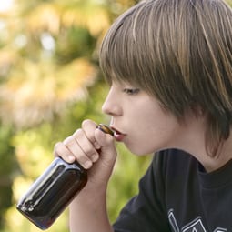 Gruppendruck: Wenn alle sich betrinken, ist es uncool, als einziger beim Blööterliwasser zu bleiben.