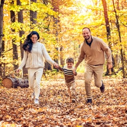 Junge Familie im Wald im Herbst
