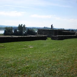 Im einstigen Kastell Mauern beklettern, durch Lucken schlüpfen oder Siesta halten.