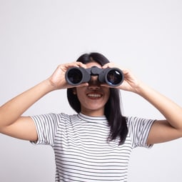 Frau mit einem Fernglas