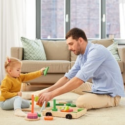 Vater und Kind spielen mit Spielzeug zusammen