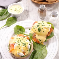 Pochiertes Ei auf Brot