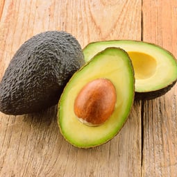 Hier erfahren Sie, wie Sie eine Avocado ganz leicht entkernen und schälen