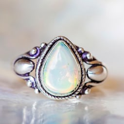 Ein Ring mit Tropfenförmigem Opal