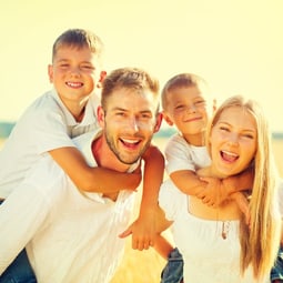 Glückliche Familie auf Sommerfeld von Weizen